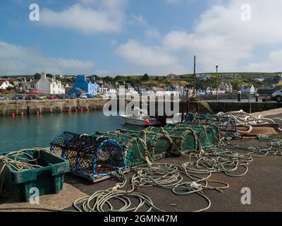 Vue sur le port du village de Portpatrick, comté historique de Wigtownshire Dumfries et Galloway Scotland situé sur la côte ouest des Rhins de Galloway Banque D'Images