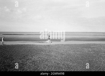 Un jeune garçon de 12 ans arnaque à West Wittering Beach, Chichester, West Sussex, Angleterre, Royaume-Uni, Angleterre, Royaume-Uni. Banque D'Images