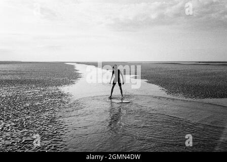 Un jeune garçon de 12 ans arnaque à West Wittering Beach, Chichester, West Sussex, Angleterre, Royaume-Uni, Angleterre, Royaume-Uni. Banque D'Images