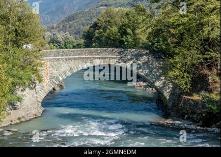 Pont en pierre sur le fleuve Dora Baltea à Saint Marcel, Vallée d'Aoste, Italie Banque D'Images