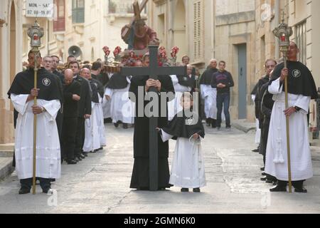 Le cardinal Mario Grech, secrétaire général du Synode, l'un des principaux prétendants à succéder au pape François en tant que nouveau pape, dirigeant les prières pour la pluie sur l'île de Gozo. Photo d'Adam Alexander Banque D'Images