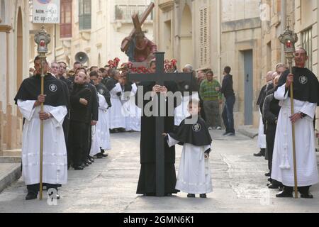 Le cardinal Mario Grech, secrétaire général du Synode, l'un des principaux prétendants à succéder au pape François en tant que nouveau pape, dirigeant les prières pour la pluie sur l'île de Gozo. Photo d'Adam Alexander Banque D'Images