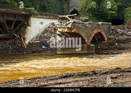 Catastrophe d'inondation 2021 Ahrtal, vallée de l'Ahr, détruit le pont au-dessus de la rivière Ahr, Allemagne, Rhénanie-Palatinat, Mayschoss Banque D'Images