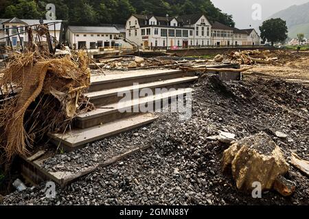 Catastrophe d'inondation 2021 Ahrtal, vallée de l'Ahr, détruit l'infrastructure à la rivière Ahr à Rotweinstrasse, Allemagne, Rhénanie-Palatinat, Eifel, Dernau Banque D'Images