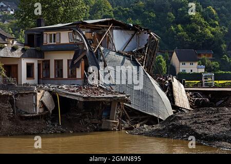 Catastrophe d'inondation 2021 Ahrtal, vallée de l'Ahr, détruit la maison au pont de Nepomuk, Allemagne, Rhénanie-Palatinat, Eifel, Weinort Rech Banque D'Images