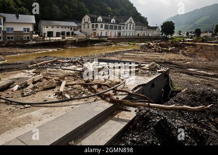 Catastrophe d'inondation 2021 Ahrtal, vallée de l'Ahr, détruit l'infrastructure à la rivière Ahr à Rotweinstrasse, Allemagne, Rhénanie-Palatinat, Eifel, Dernau Banque D'Images