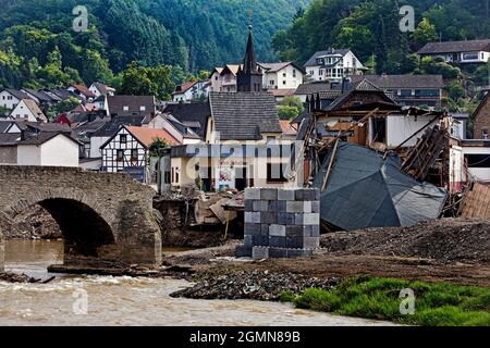 Catastrophe d'inondation 2021 Ahrtal, vallée de l'Ahr, détruit le pont historique népomuk au-dessus de la rivière Ahr, Allemagne, Rhénanie-Palatinat, Eifel, Weinort Rech Banque D'Images
