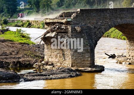 Catastrophe d'inondation 2021 Ahrtal, vallée de l'Ahr, détruit le pont historique népomuk au-dessus de la rivière Ahr, Allemagne, Rhénanie-Palatinat, Eifel, Weinort Rech Banque D'Images