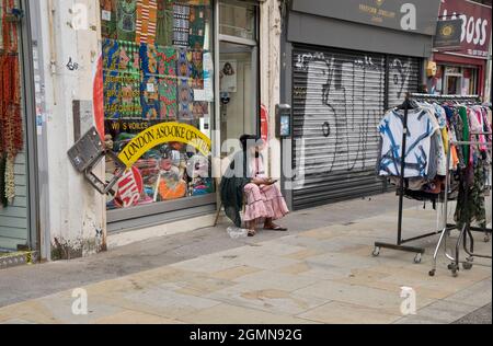 Commerçants et clients de rue au marché de Petticoat Lane à Londres, Angleterre, Royaume-Uni Banque D'Images
