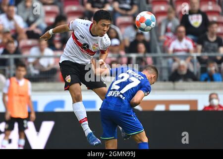 PAS DE VENTES AU JAPON! Wataru ENDO (VFB Stuttgart), action, duels contre Florian WIRTZ (Bayer Leverkusen). Football 1ère saison Bundesliga 2021/2022, 5ème jour de match, jour de match 05. VFB Stuttgart-Bayer Leverkusen 1-3 le 19 septembre 2021, Mercedes Benz Arena Stuttgart Banque D'Images