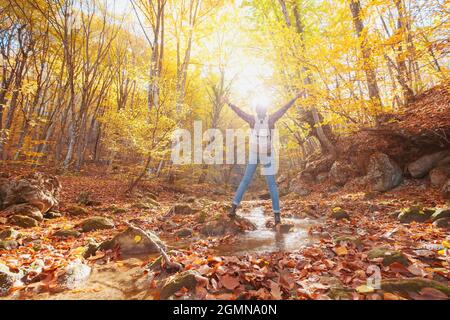 Femme en randonnée regardant la vue panoramique du paysage de montagne de feuillage d'automne. Voyage aventure en plein air dame debout se détendre et la randonnée dans la nature à l'autu Banque D'Images