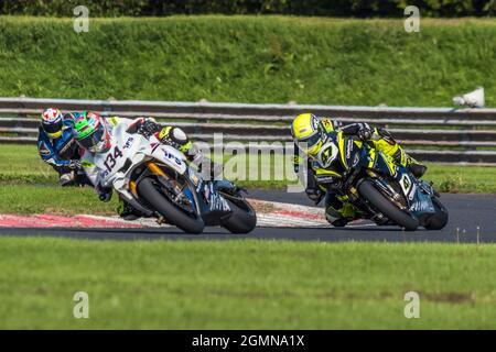 Alastair Seeley et Alastair Kirk dans le Trophée Enkalon 2021 du championnat Ulster Superbikes au circuit Bishopscourt, en Irlande du Nord Banque D'Images