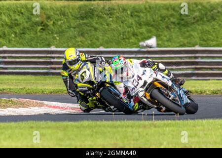 Alastair Seeley et Alastair Kirk dans le Trophée Enkalon 2021 du championnat Ulster Superbikes au circuit Bishopscourt, en Irlande du Nord Banque D'Images