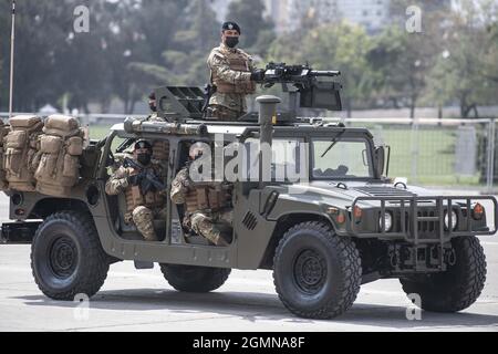 Santiago, Chili. 19 septembre 2021. Les soldats participent à un défilé militaire annuel pour célébrer le jour des Gories de l'Armée au parc O'Higgins, à Santiago, au Chili, le 19 septembre 2021. Credit: Jorge Villegas/Xinhua/Alamy Live News Banque D'Images