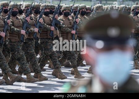 Santiago, Chili. 19 septembre 2021. Les soldats participent à un défilé militaire annuel pour célébrer le jour des Gories de l'Armée au parc O'Higgins, à Santiago, au Chili, le 19 septembre 2021. Credit: Jorge Villegas/Xinhua/Alamy Live News Banque D'Images