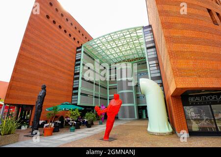 Le bâtiment des appartements est situé au centre et offre une vue imprenable. Le bâtiment Centro Cinque Continenti a été conçu par l'architecte prof. Mari Banque D'Images