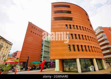 Le bâtiment des appartements est situé au centre et offre une vue imprenable. Le bâtiment Centro Cinque Continenti a été conçu par l'architecte prof. Mari Banque D'Images