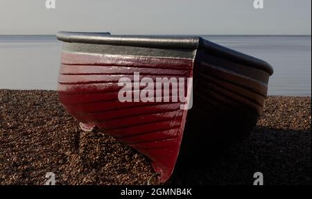 Bateau de pêche fraîchement peint sur la plage. Banque D'Images