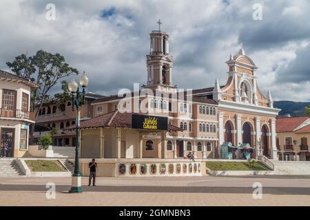 LOJA, EQUATEUR - 15 JUIN 2015 : place de la Independencia et église de San Sebastian à Loja, Equateur Banque D'Images