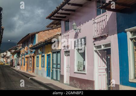 LOJA, EQUATEUR - 15 JUIN 2015 : maisons coloniales colorées dans la voie de Lourdes à Loja, Equateur Banque D'Images