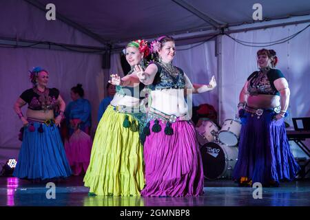 Danseuses du ventre tribales en costumes tziganes colorés qui se produisent sur scène Banque D'Images