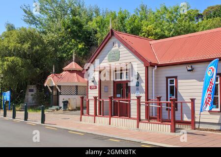 Les bains thermaux historiques de Mokena dans le domaine te Aroha, te Aroha, Nouvelle-Zélande Banque D'Images