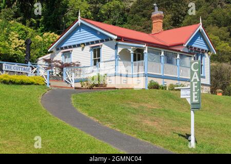 Te Aroha, Nouvelle-Zélande. Le Cottage Cafe dans le parc du domaine de te Aroha, situé dans le vieux cottage de 1907 jardiniers Banque D'Images