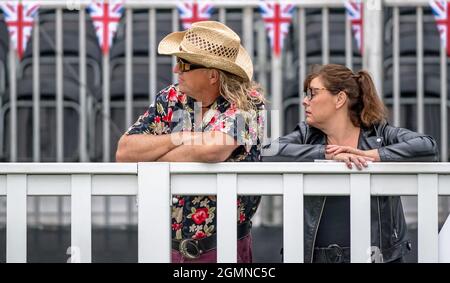 Goodwood, Royaume-Uni. 19 septembre 2021. Spectateurs au Goodwood Revival Festival du circuit de Goodwood, Sussex, Royaume-Uni, le 19 septembre 2021. Photo de Phil Hutchinson. Utilisation éditoriale uniquement, licence requise pour une utilisation commerciale. Aucune utilisation dans les Paris, les jeux ou les publications d'un seul club/ligue/joueur. Crédit : UK Sports pics Ltd/Alay Live News Banque D'Images