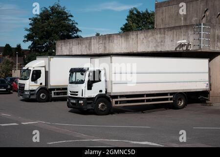 Camions HGV blancs non marqués garés dans les locaux logistiques de l'entrepôt sur le site des hôpitaux Exeter. Banque D'Images