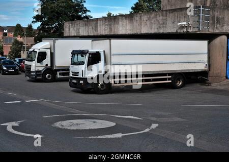 Camions HGV blancs non marqués garés dans les locaux logistiques de l'entrepôt sur le site des hôpitaux Exeter. Banque D'Images