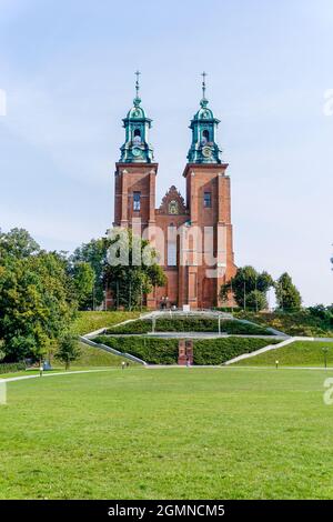 Gniezno, Pologne - 7 septembre 2021 : vue verticale de la cathédrale royale de Gniezno dans le centre de la Pologne Banque D'Images