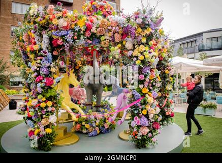 UTILISATION ÉDITORIALE UNE installation de carrousel floral est dévoilée dans Halkin Arcade, qui a été conçu par les fleuristes Judith Blacklock et Neill Strain pour le festival Belgravia in Bloom, du 20 au 26 septembre à Londres. Date de la photo: Lundi 2021 septembre. Banque D'Images