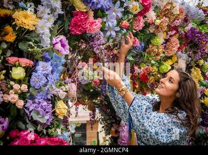 USAGE ÉDITORIAL SEULEMENT juge de la concurrence, Rosanna Falconer examine une installation de carrousel floral dans Halkin Arcade, qui a été conçu par les fleuristes Neill Strain et Judith Blacklock pour le festival Belgravia in Bloom, qui se tiendra du 20 au 26 septembre à Londres. Date de la photo: Lundi 2021 septembre. Banque D'Images