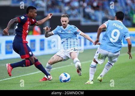 Manuel Lazzari du Latium (C) vies pour le ballon avec Dalbert de Cagliari (L) pendant le championnat italien Serie Un match de football entre SS Lazio et Cagliari Calico le 19 septembre 2021 au Stadio Olimpico à Rome, Italie - photo Federico Proietti / DPPI Banque D'Images