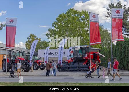 Novi Sad, Serbie - 18 septembre 2021 : nouveaux équipements agricoles Massey Ferguson au salon Austro Diesel Booth Expo. Banque D'Images