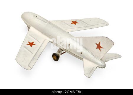 Objets isolés : ancien avion de jouet en étain, chasseur de jet soviétique générique, sur fond blanc Banque D'Images