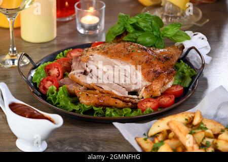 Un batteur de dinde cuit en tranches sur un plateau à légumes à la table du dîner de Thanksgiving Banque D'Images