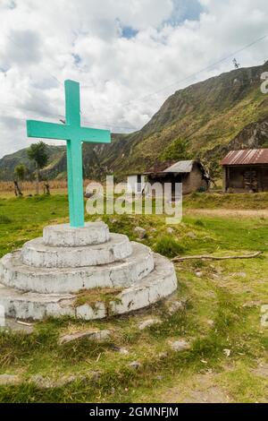 Traversez le village d'Itualo dans le canyon de la rivière Toachi près du cratère de Quilotoa, en Équateur. Banque D'Images