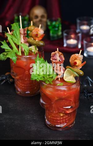 Fête d'Halloween crémeuse - cocktail César ou Bloody Mary contenant de la vodka, du jus de tomate, des épices et des arômes différents, comme Worcestershire s. Banque D'Images