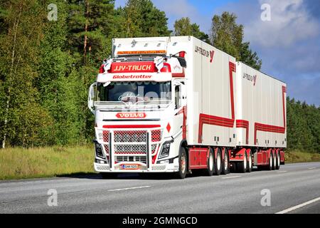 Magnifiquement personnalisé rouge blanc Volvo FH camion de transport de marchandises de JJY-Truck Oy transporte des marchandises le long de l'autoroute 25. Raasepori, Finlande. 9 septembre 2021. Banque D'Images