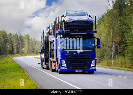 Le transporteur de voitures FM Blue Volvo Autolink Oy transporte Tesla et d'autres voitures neuves sur la route 25 du port de Hanko au continent. Raasepori, Finlande. 9 septembre 2021. Banque D'Images