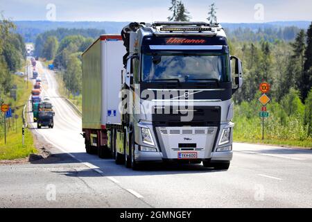 Silver Volvo FH Truck de Hietanen transport Oy tire la remorque en convoi au Power Truck Show 2021. Autoroute 3, Ikaalinen, Finlande. 12 août 2021. Banque D'Images