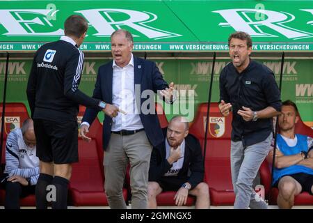 Augsburg - le gérant Stefan REUTER (A) et l'entraîneur Markus WEINZIERL se plaignent auprès du quatrième fonctionnaire. Football, FC Augsburg - Borussia Mvšnchengladbach 1: 0, Bundesliga de football, 5e jour de match, saison 2021-2022, le 18 septembre, 2021 à Augsbourg, WWKARENA, Allemagne. Les réglementations DFL interdisent toute utilisation de photographies comme séquences d'images et/ou quasi-vidéo. € Banque D'Images