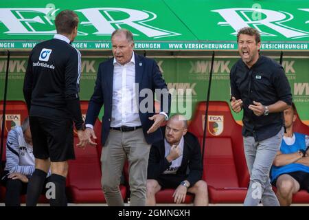 Augsburg - le gérant Stefan REUTER (A) et l'entraîneur Markus WEINZIERL se plaignent auprès du quatrième fonctionnaire. Football, FC Augsburg - Borussia Mvšnchengladbach 1: 0, Bundesliga de football, 5e jour de match, saison 2021-2022, le 18 septembre, 2021 à Augsbourg, WWKARENA, Allemagne. Les réglementations DFL interdisent toute utilisation de photographies comme séquences d'images et/ou quasi-vidéo. € Banque D'Images