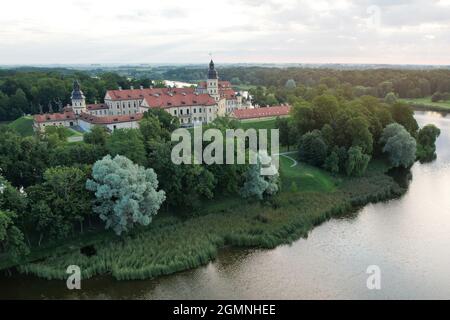 Magnifique château en Biélorussie nesvizh vue aérienne de drone Banque D'Images