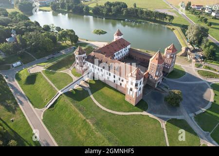 Mir Palace avec fort en Biélorussie vue aérienne de drone le matin ensoleillé Banque D'Images