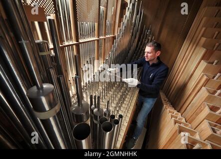 20 septembre 2021, Brandenburg, Werder (Havel): Le constructeur d'organes Michael Schuke, l'un des directeurs généraux d'Alexander Schuke Orgelbau GmbH, insère un tuyau dans un orgue. L'organe de pratique pour les organistes aspirants dans une université a huit arrêts. Une journée d'ouverture aura lieu à l'atelier traditionnel le 25.09.2021 entre 10.00 et 15.00 heures. Les visiteurs peuvent découvrir la construction et bien sûr le son d'un orgue. L'organe a été choisi comme instrument de l'année en 2021. Photo: Soeren Stache/dpa-Zentralbild/dpa Banque D'Images