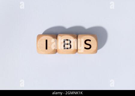 IBS mot sur woden blocs isolés sur fond gris. Syndrome du côlon irritable Banque D'Images