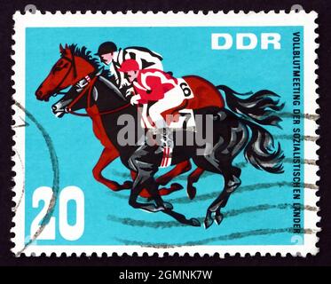 GDR - VERS 1967 : un timbre imprimé en GDR montre la finition de la course de chevaux, Thoroughbred Horse Show of Socialist countries, Hoppegarten, Berlin, vers 1967 Banque D'Images