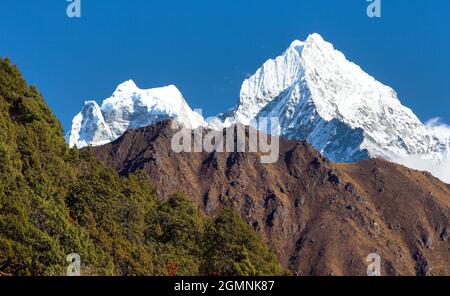 Mont Kangtega et Thamserku - superbes monts au-dessus du Bazar Namche sur le chemin de l'Everest base Camp - Népal himalaya montagne Banque D'Images